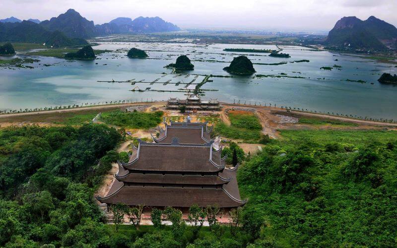 Quần thể chùa Tam Chúc - "Vịnh Hạ Long" trên cạn